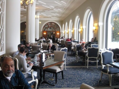 Le haute monde, Lake Louise Chateau